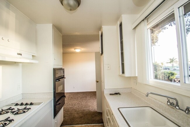 Building Photo - Charming Light Filled Ventura 2 Bd Cottage...