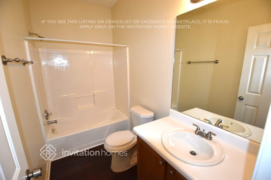 Building Photo - 202 W Oaks Pl