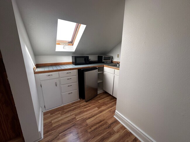 Building Photo - 3 Bedroom 2 Bath Single Family House