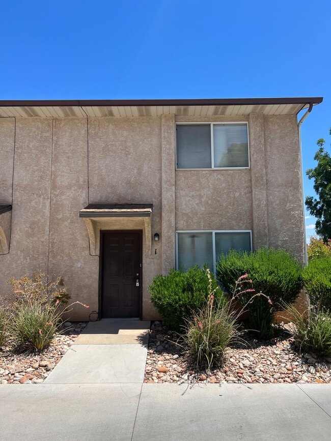 Primary Photo - Refreshed 2 bedroom 1.5 bathroom townhome ...