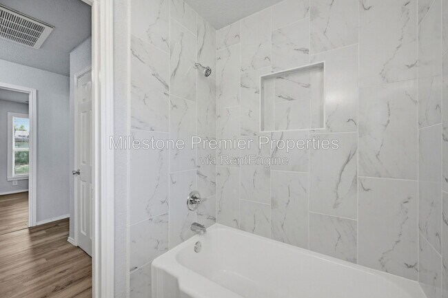 Building Photo - 718 W Belden St