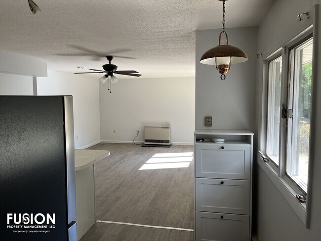 Building Photo - Warm & Inviting One-Level Condo in South Burlington