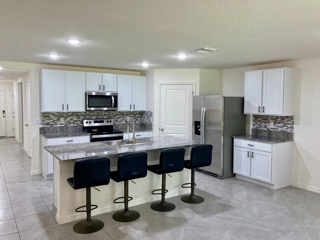 Building Photo - Golf Course Home!