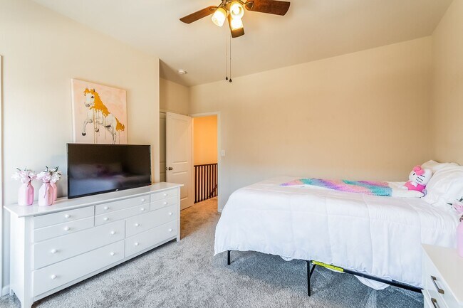 Building Photo - Stunning One Loudoun Townhome – 3BR / 3.5BA in Prime Ashburn Location – Available May 1