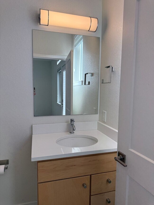 Building Photo - Fresh-Modern-Convenient 2/3/2 Twnhome