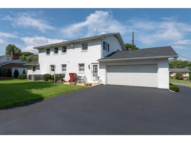 Building Photo - Grand 4-Bedroom/2.5-Bath home in Johnson City, TN in great neighborhood, $2995 monthly