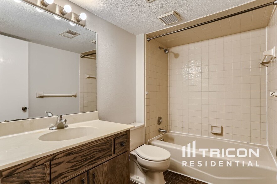 Building Photo - 2805 Saddlebrooke Cir