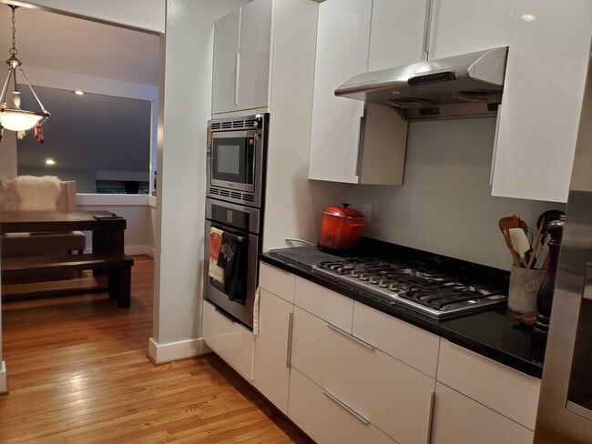 Building Photo - 710 Redwood Ave