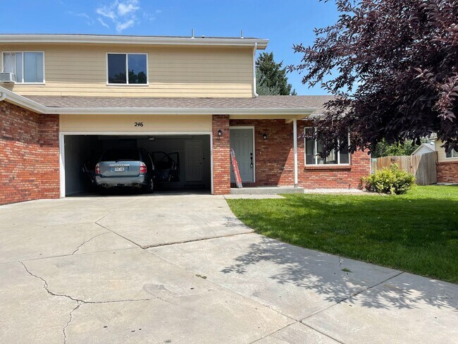 Building Photo - Duplex with 5 Bedroom & 4 Baths