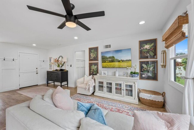 Building Photo - Open Concept 3 Bedroom, 2 Bath Craftsman H...