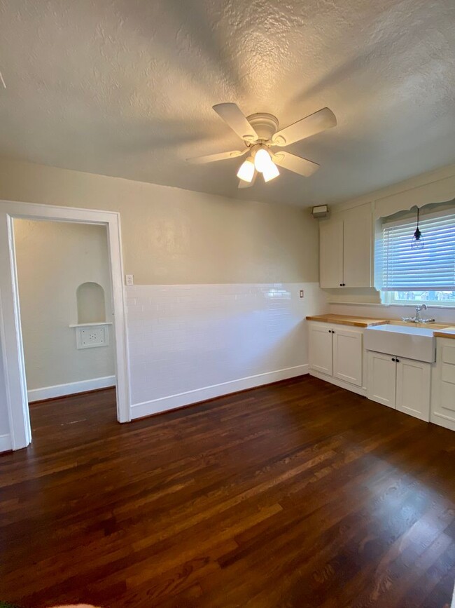 Building Photo - 2 bed/1 bath Upstairs Duplex with Private ...