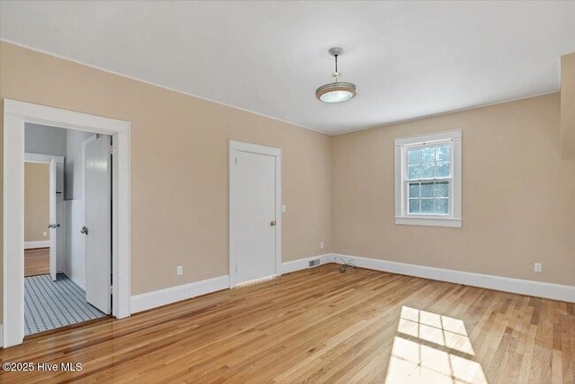 Building Photo - 300 Dogwood Ln