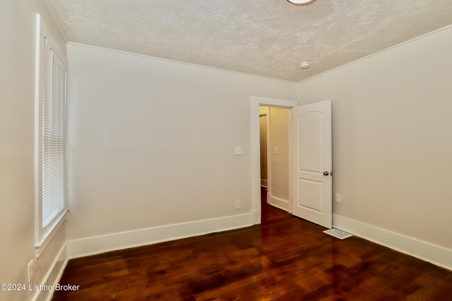 Building Photo - 3732 River Park Dr