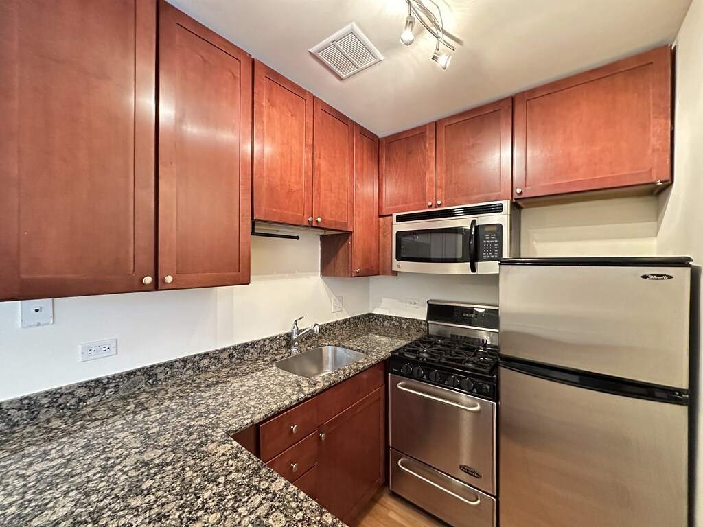 Building Photo - 650 W Wrightwood Ave