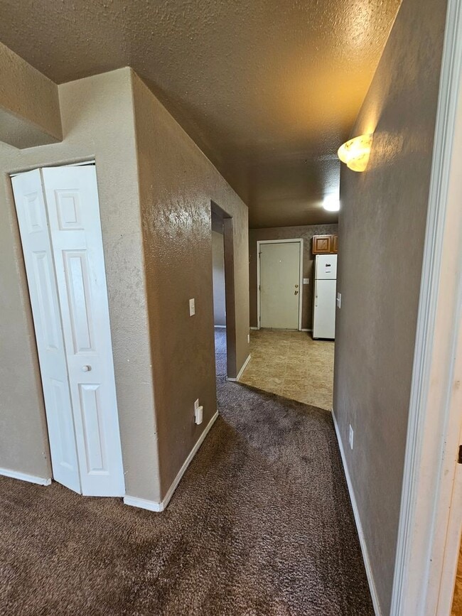 Building Photo - $1111 | 1BR/1BA | Cozy Lower Duplex Unit i...