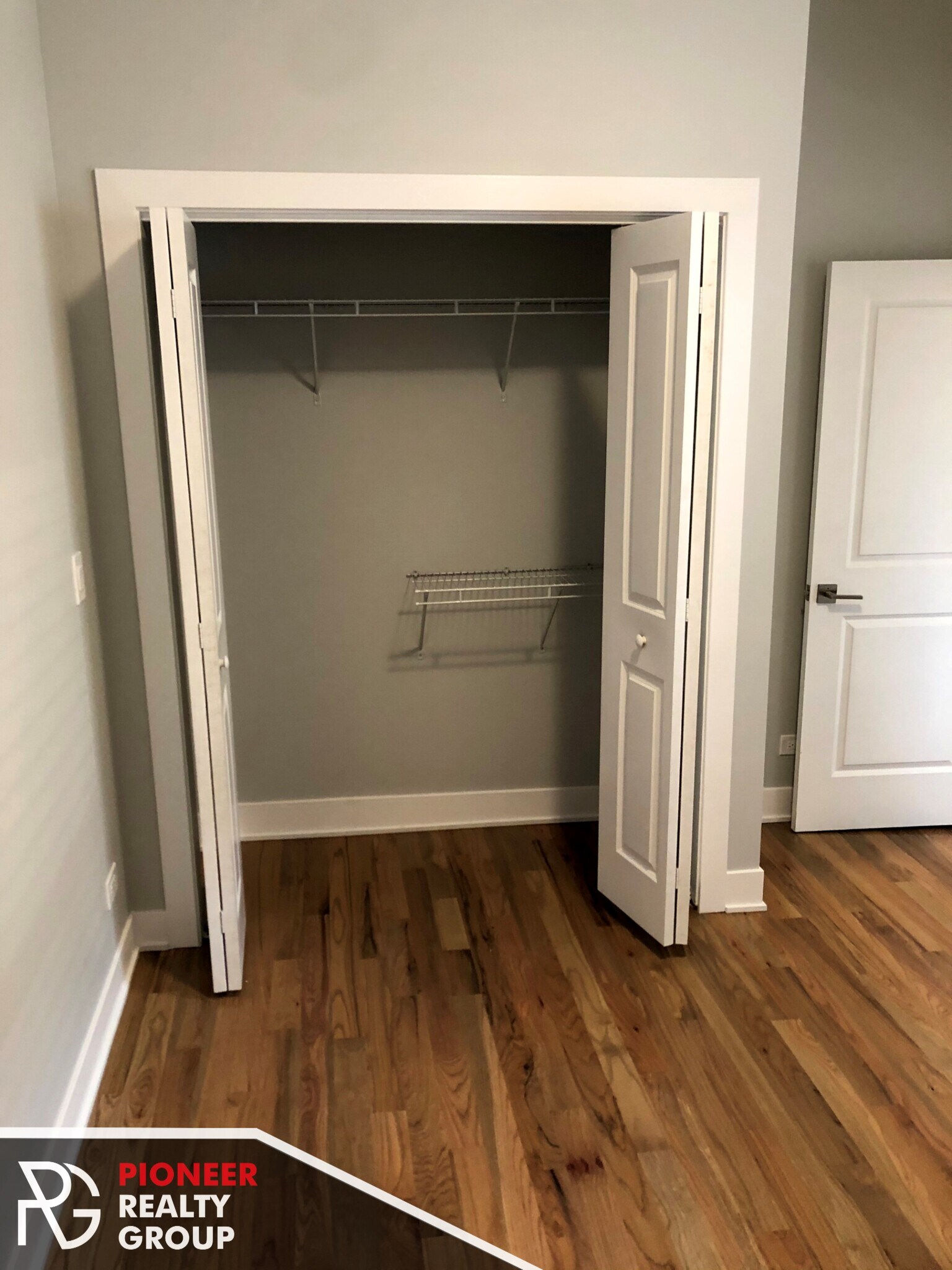 Building Photo - 354 W Dickens Ave