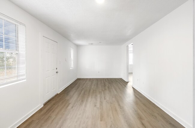 Building Photo - Spacious & Fully Renovated Prime North Charleston Location – Pre-Leasing Now!