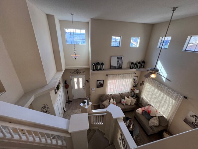 Building Photo - Charming 3-Bed, 2.5-Bath Home with Cozy Fi...