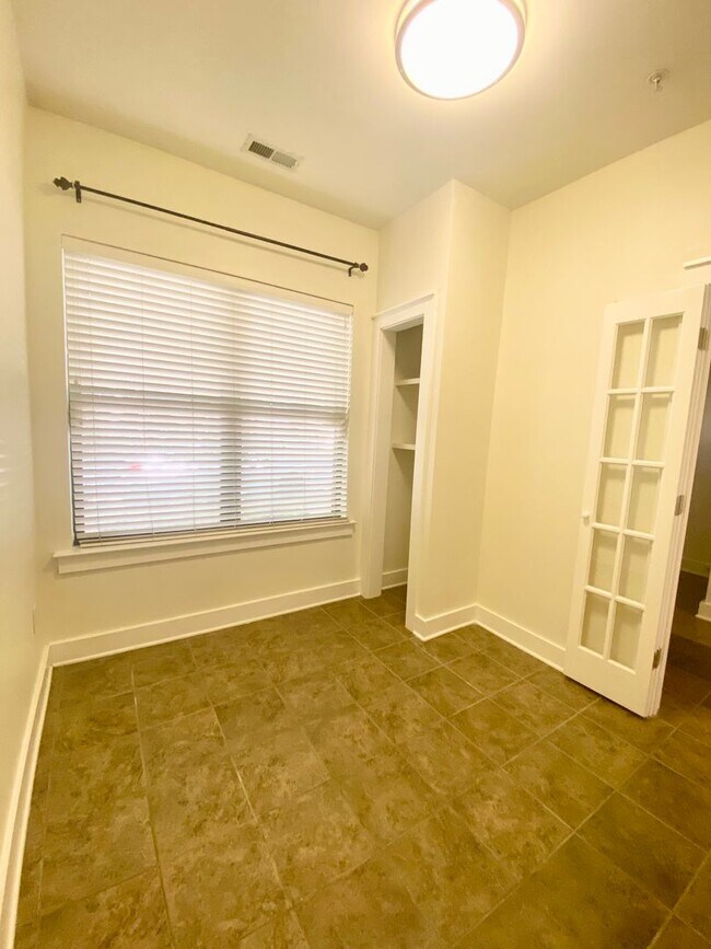 Building Photo - Townhome in First Ward!