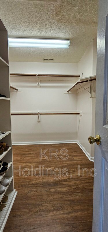 Building Photo - 3136 Sacramento Dr