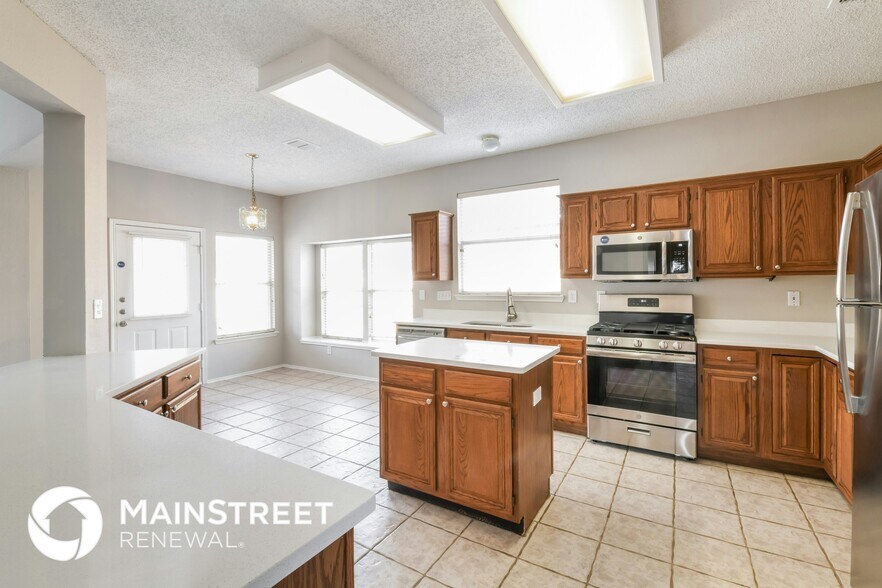 Building Photo - 862 Raintree Ln