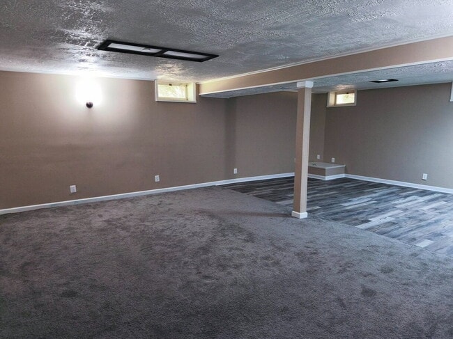 Building Photo - Inviting Townhome in Sterling with Spaciou...