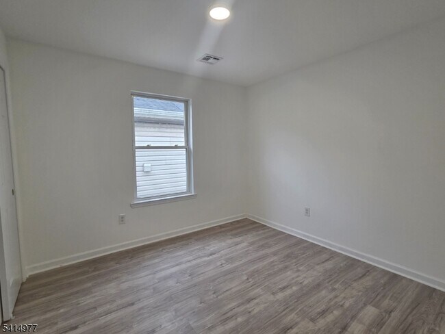 Building Photo - 158 Sherman Ave