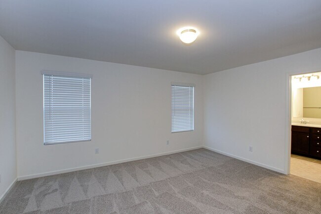 Building Photo - BEAUTIFUL 3BD/2.5BTH Townhome - Belmont - JULY MOVE IN