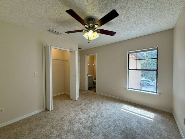 Building Photo - Stunning Townhouse with Breathtaking Water...