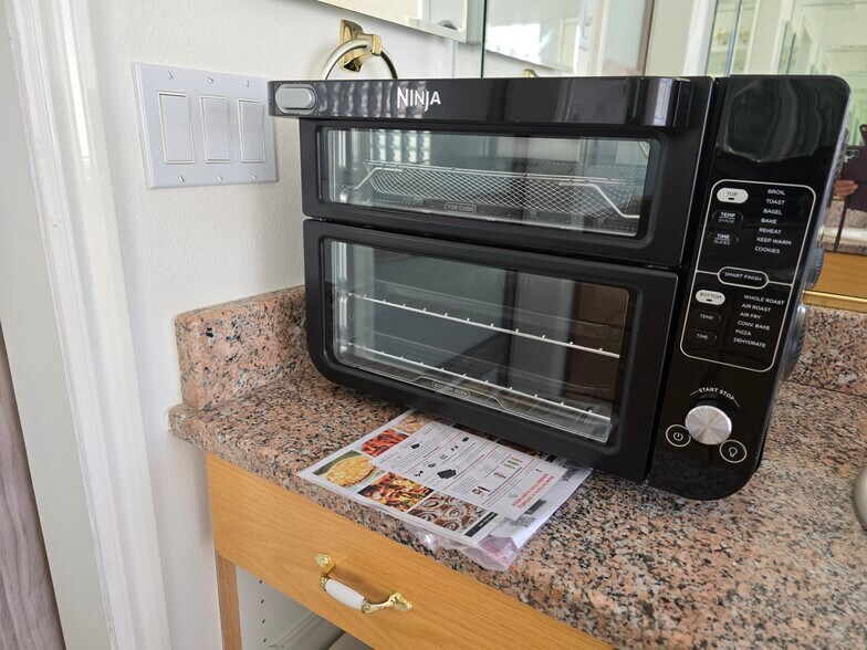 27. Brand-new Ninja 13-in-1 double convention oven (Works fast with no need for a microwave) - 137 E 755 S