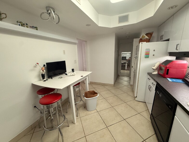 Building Photo - 5825 Collins Ave