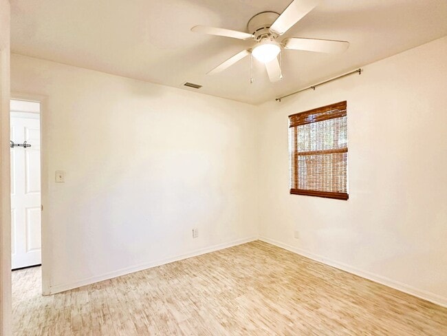 Building Photo - On Island, Close to Historic District & Be...
