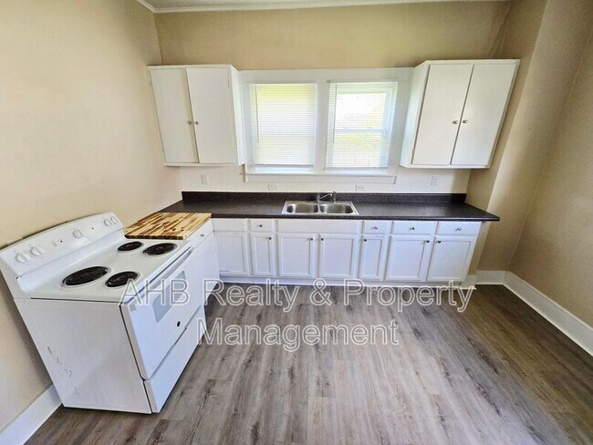 Building Photo - 511 S Flanner St