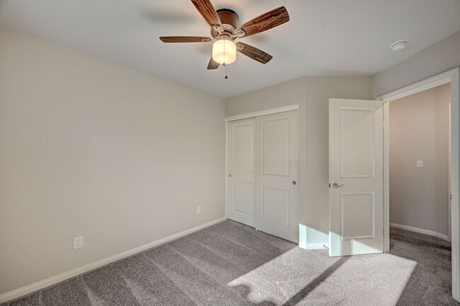 Building Photo - Spacious 4 Bedroom Home!