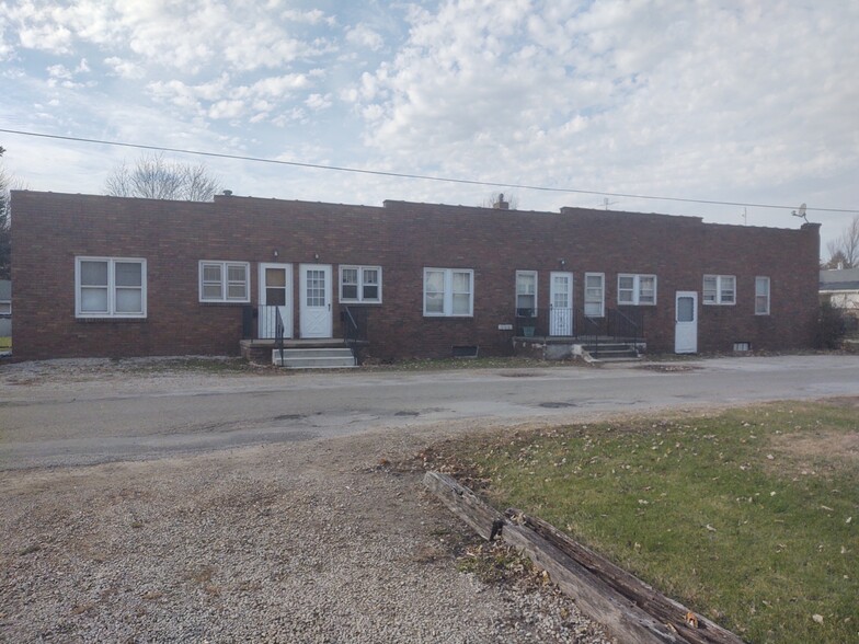 Shows most of the building and the doors for apartments 2, 3 and 4 (from right to left). - 1019 E Bridge St