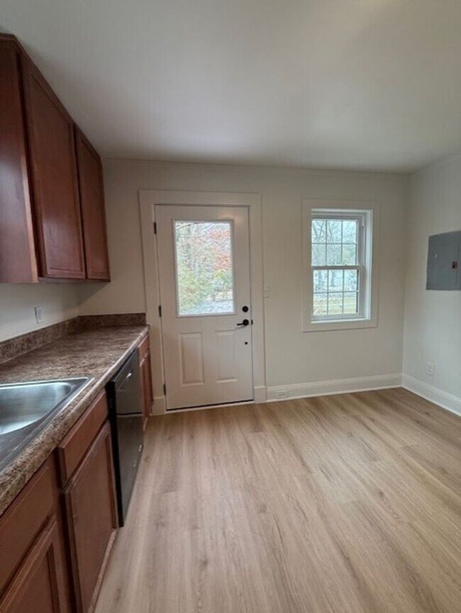 Building Photo - Modern Comfort Meets Charm in This Updated 1-Bedroom Duplex
