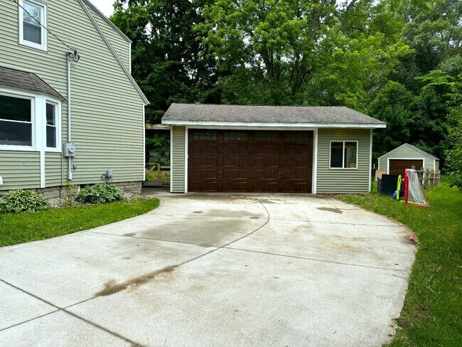 Building Photo - 144 Waukazoo Dr