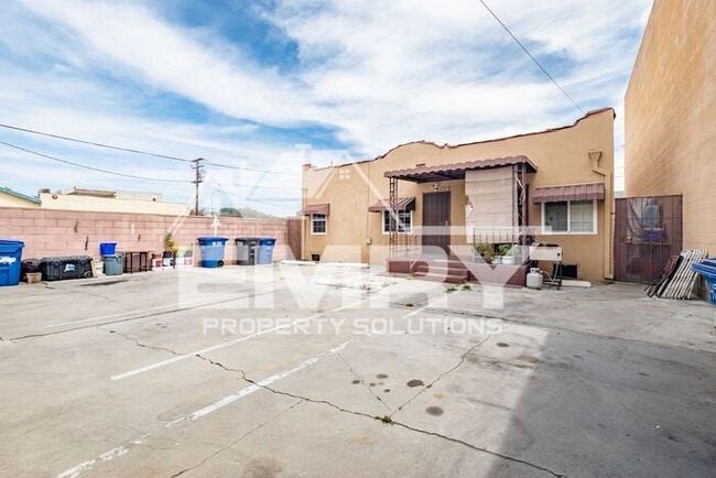 Building Photo - 2 Bed 1 Bath Unit for Rent in East Los Angeles Parking Available