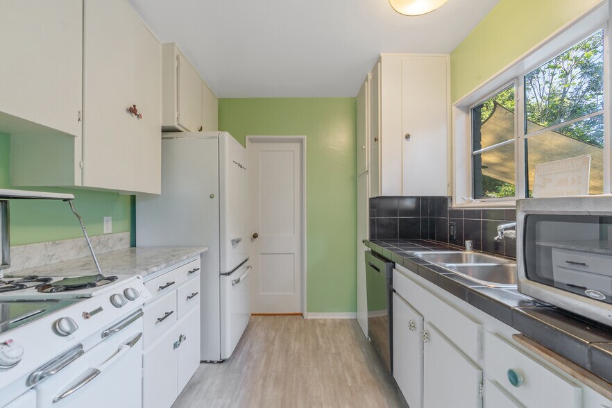 Building Photo - 5116 Village Grn