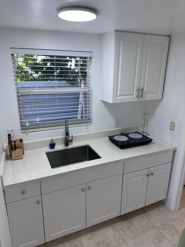 Building Photo - Studio in North Miami Beach Includes Utilities/ Estudio en North Miami Beach Incluye servicios pú...