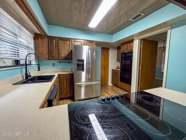 Building Photo - 233 Swan Lake Dr