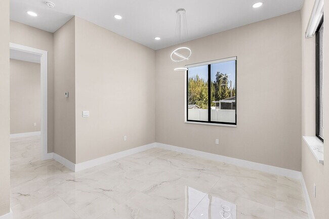 Building Photo - 1115 NW 25th Ave