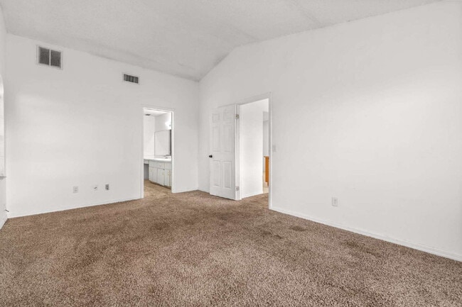 Building Photo - 3BR, 2BA available now in Silver Springs Shores