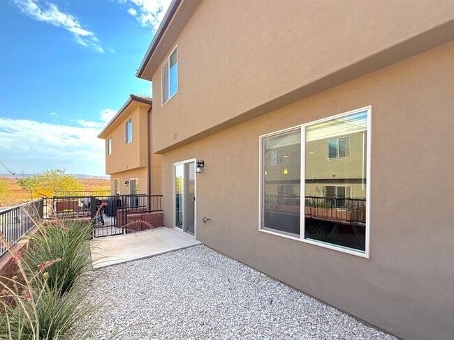 Building Photo - 4 bed, 2.5 bath home w/2 car garage