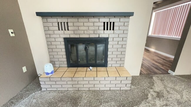 Building Photo - Welcome to this Charming 3 bedroom, 2 bath...