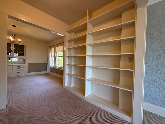 Building Photo - Fabulous Bankers Hill location 3 Bedroom Top-floor duplex unit