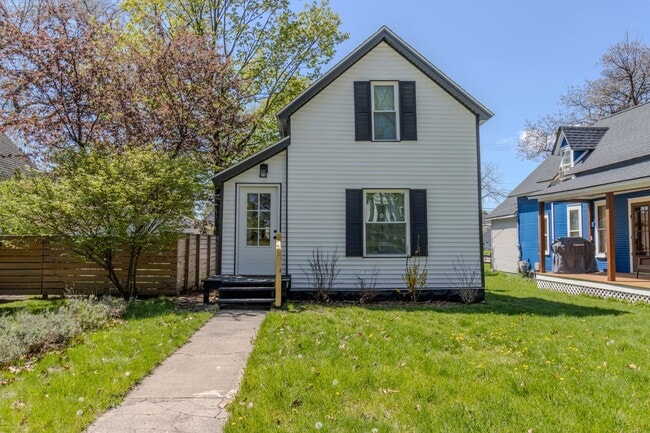 Building Photo - 30 Day Minimum Furnished Rental-Downtown TC!