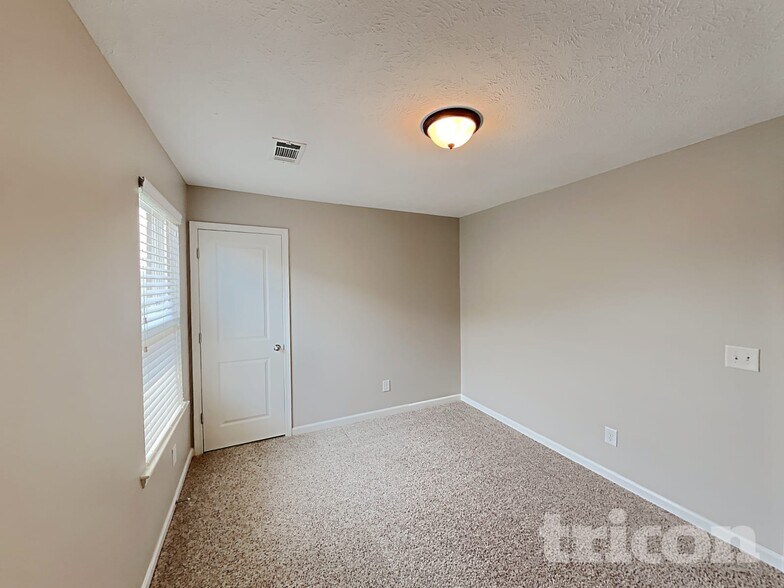 Building Photo - 1637 Robindale Dr