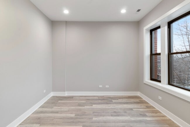 Building Photo - Top Floor, Gorgeous, Renovated 2bd/2bth, West Town Available 4/20