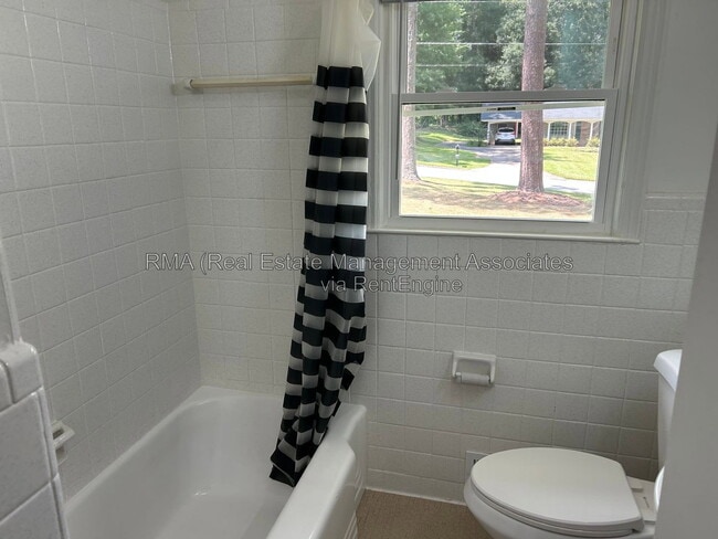 Building Photo - 216 Hillandale Dr